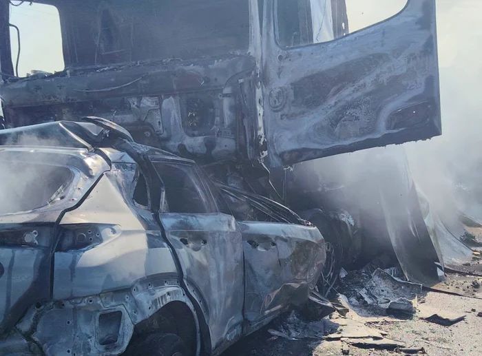 Accident grav pe DN58, la Berzovia: autoturism și TIR au luat foc; un șofer a murit carbonizat