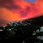 Incendiile din Grecia au forțat evacuări pe mare: sute de persoane preluate de pe plaje