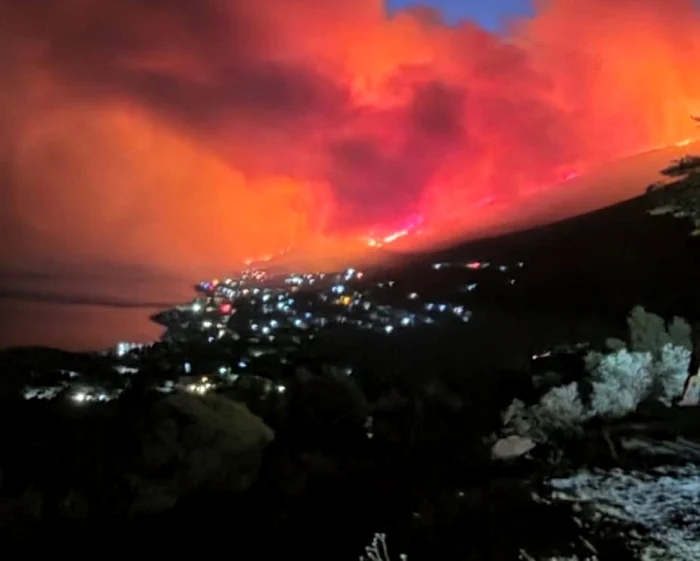 Incendiile din Grecia au forțat evacuări pe mare: sute de persoane preluate de pe plaje