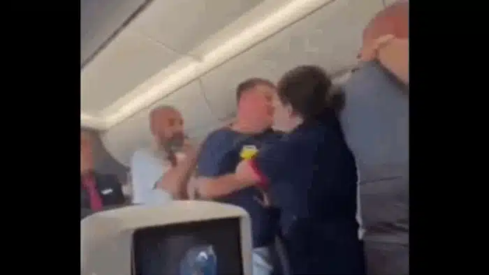 Scandal la bordul unui avion British Airways: un pasager scos cu cătușe înainte de decolare