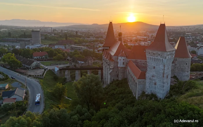 Castelul Corvinilor: restaurarea amplă aduce la lumină fresce, grafituri și noi spații pentru vizitare