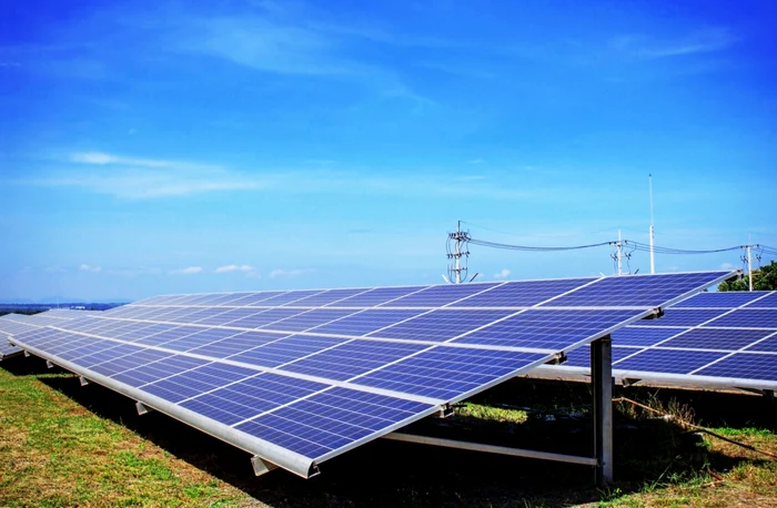O firmă din Oradea livrează aproape întreaga producţie fotovoltaică în sistemul naţional din motive „patriotice”