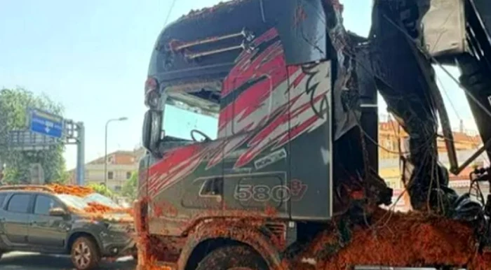Un TIR pe contrasens a vărsat 18 tone de roșii peste o Dacia lângă Pomigliano d’Arco