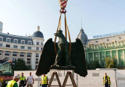Vulturul și cei doi grifoni din bronz revin pe Palatul Universității, după restaurare