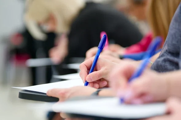Bacalaureat 2026 — sesiunea de toamnă: candidații susțin astăzi proba obligatorie a profilului (Matematică sau Istorie)