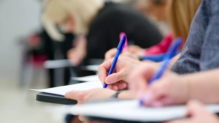 Bacalaureat 2026 — sesiunea de toamnă: candidații susțin astăzi proba obligatorie a profilului (Matematică sau Istorie)