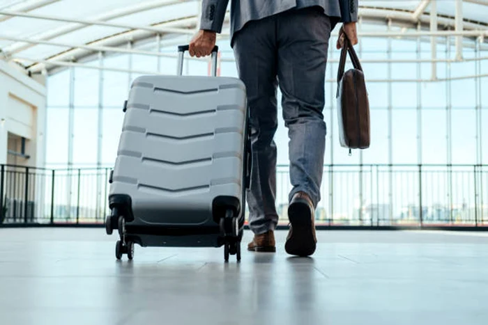 Ce obiect mic recomandă specialiștii să iei în avion: poate reduce disconfortul în zboruri lungi