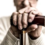 Doi bărbați din Vaideeni reținuți după ce au intrat noaptea în casa unui pensionar din Horezu și i-au furat telefonul