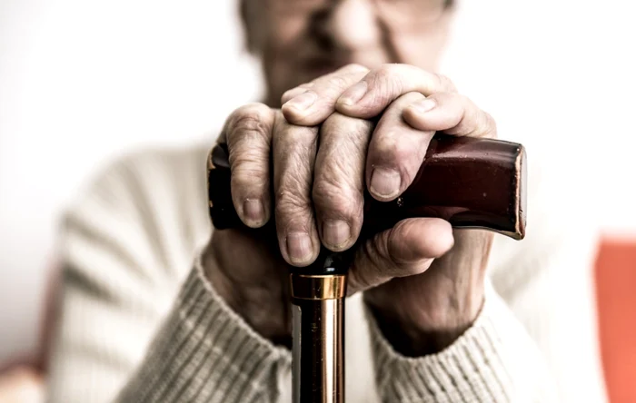 Doi bărbați din Vaideeni reținuți după ce au intrat noaptea în casa unui pensionar din Horezu și i-au furat telefonul
