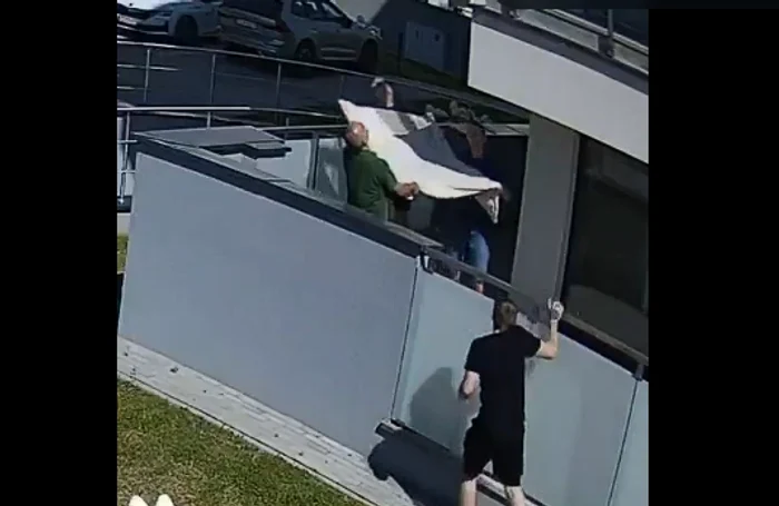 Fetiță de 4 ani, salvată de vecini după ce a căzut de la etajul cinci în Łomża; mama era băută