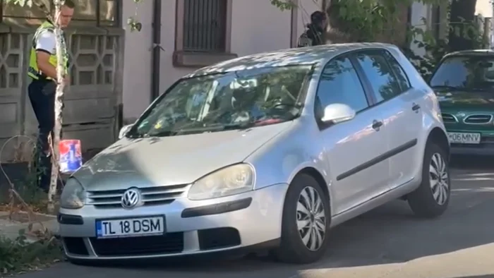 Carosabilul s-a surpat pe strada Anghel Saligny din Constanța; un autoturism a căzut în groapă