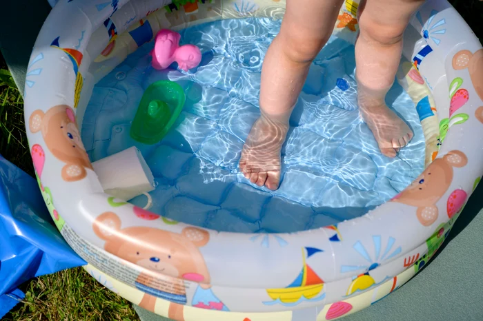 Fetiță de 1 an și jumătate, moartă după ce s-a înecat într-o piscină gonflabilă în Ciprian Porumbescu, Suceava