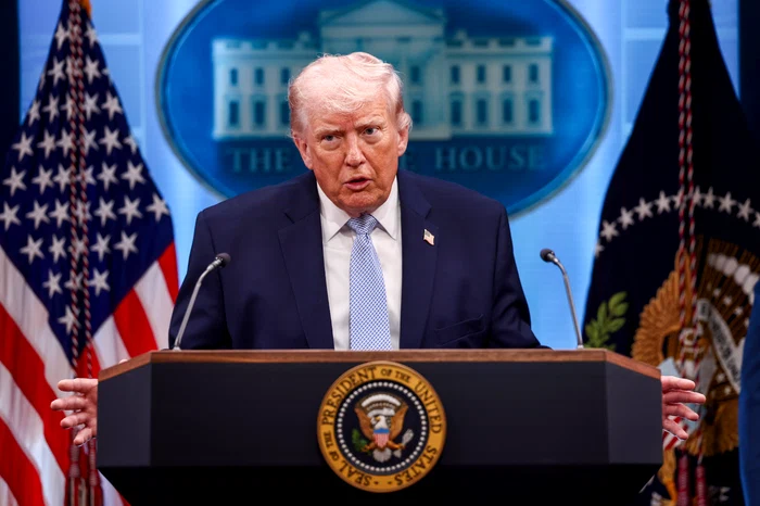 Foști oficiali de informații: Trump slăbește mecanismele de control și urmează modelul regimurilor autoritare