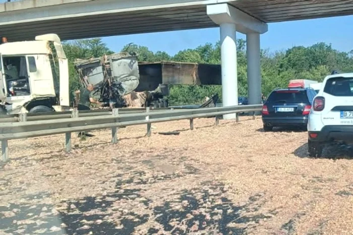Trafic blocat pe A1 Pitești–București după ce un camion cu carne de pui a lovit un picior de pod