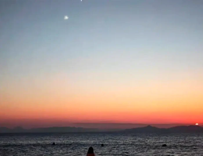 Un nor luminos a surprins Grecia: turiștii au crezut că e OZN, meteorologii au explicat cauza