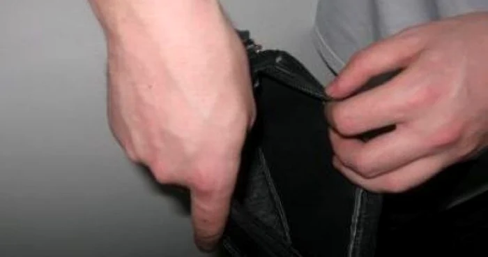 Un bărbat de 69 de ani, cetățean american, jefuit într-un bar din Tecuci; o femeie plasată sub control judiciar