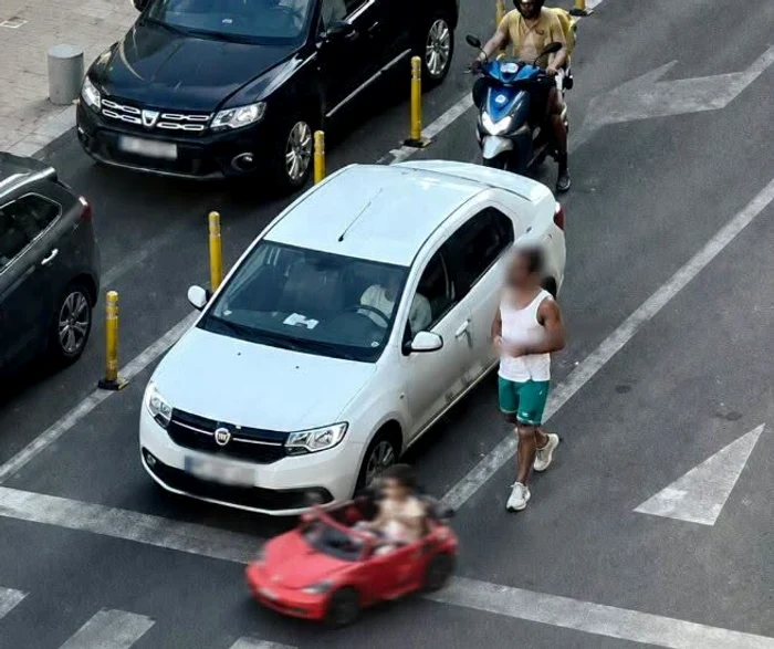 Fetiță condusă cu mașinuța electrică printre mașini pe Calea Victoriei; poliția face verificări