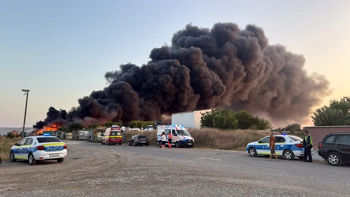 Incendiu puternic la un depozit de uleiuri de 5.000 mp lângă Lumina; populația avertizată prin RO-Alert