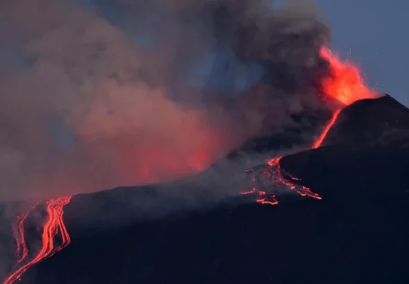 Cenușa Etna suspendă din nou zborurile de pe aeroportul din Catania; mii de turiști afectați