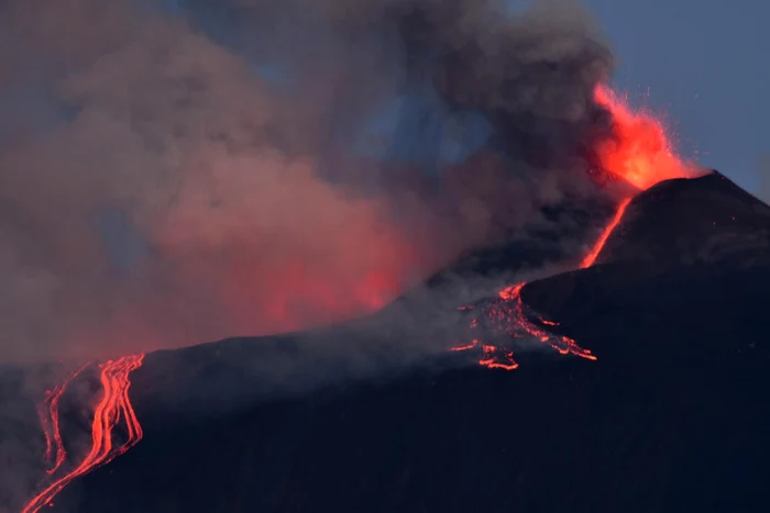 Cenușa Etna suspendă din nou zborurile de pe aeroportul din Catania; mii de turiști afectați