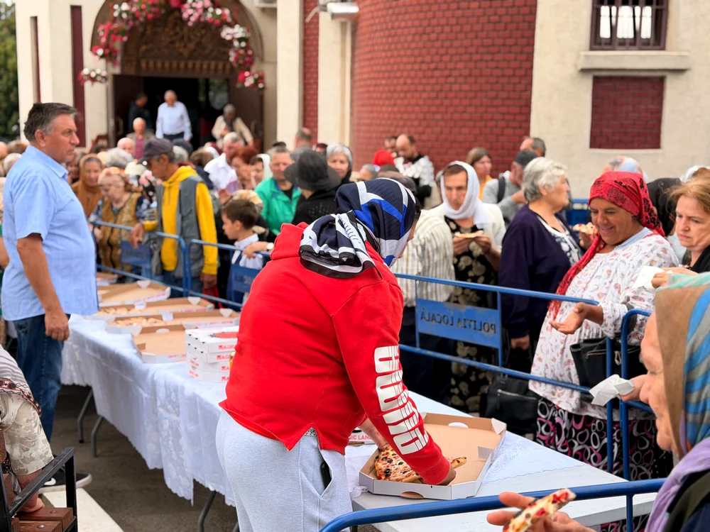 La hram, enoriașii dintr-o parohie din Botoșani au primit pizza în loc de sarmale: 75 de cutii distribuite după slujbă