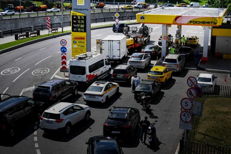 Benzina depășește 7 euro/litru în Sankt Petersburg; șoferii stau ore în coadă noaptea