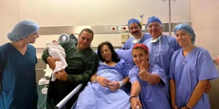 O femeie din Grecia, în vârstă de 54 de ani, a născut cu un embrion congelat 22 de ani după fertilizarea in vitro