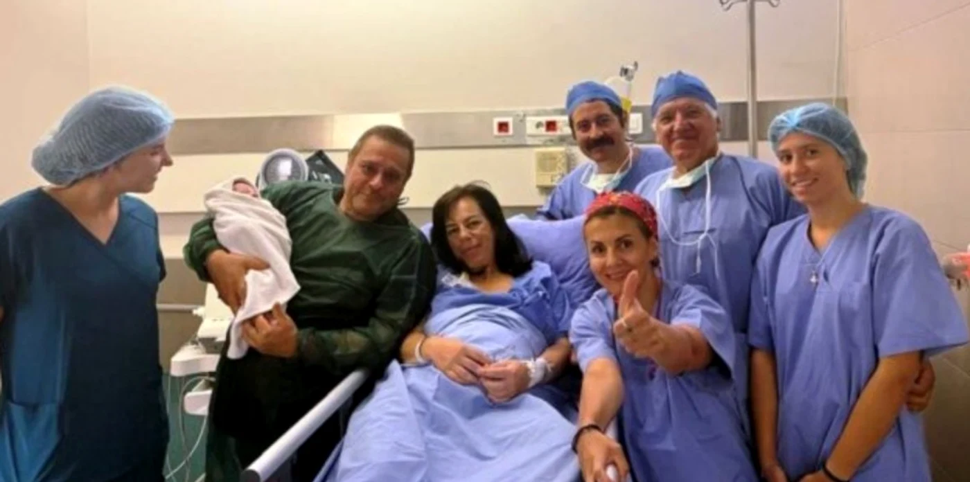 O femeie din Grecia, în vârstă de 54 de ani, a născut cu un embrion congelat 22 de ani după fertilizarea in vitro
