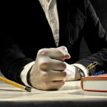 Profesor din Brașov anchetat pentru racolare sexuală a unui minor continuă să predea în două școli; părinții sunt îngrijorați