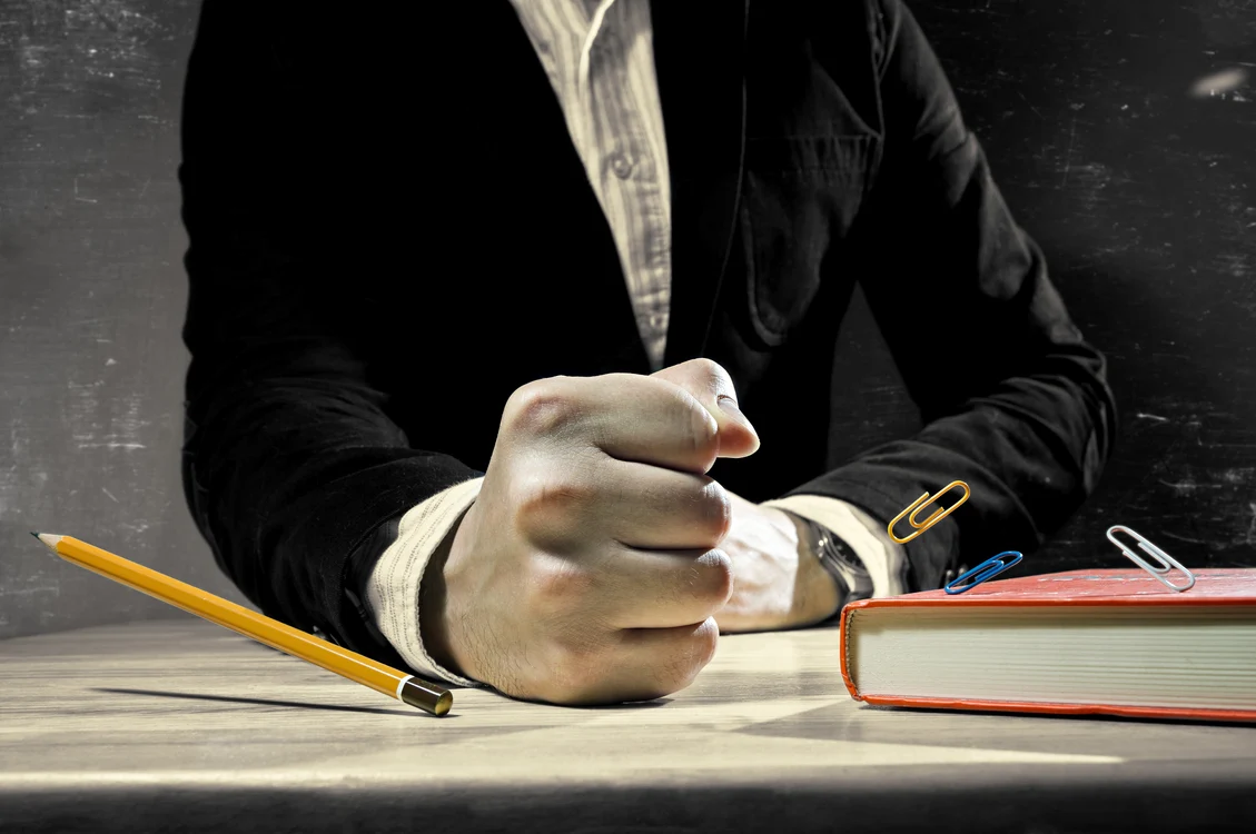 Profesor din Brașov anchetat pentru racolare sexuală a unui minor continuă să predea în două școli; părinții sunt îngrijorați