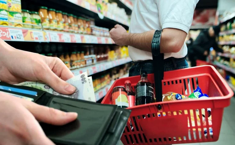 Pe ce se cheltuiesc 500 de lei la cumpărături: ce produse urcă cel mai mult valoarea coșului