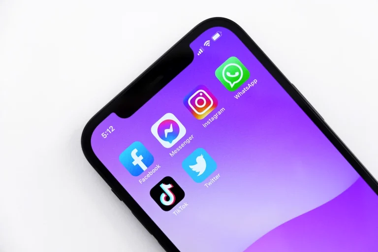 Ți s‑a blocat contul pe Facebook sau TikTok? Ce pași poți urma pentru a contesta decizia