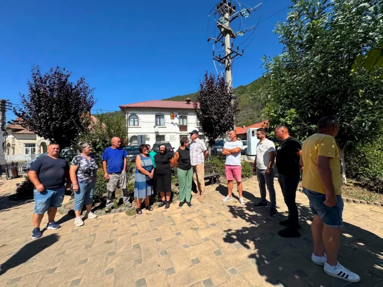 Un adolescent de 13 ani terorizează comuna Câineni: localnicii au protestat la primărie după mai multe agresiuni sexuale
