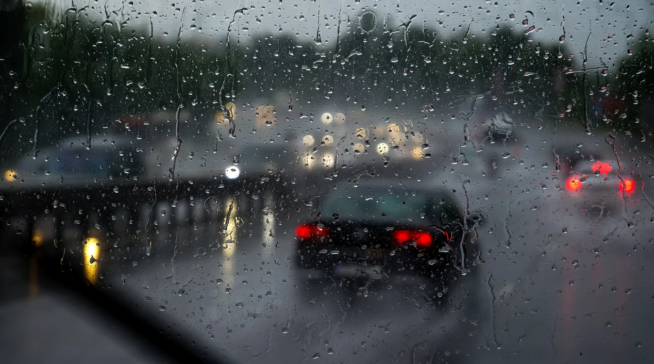 ANM: Vremea se răcește puternic duminică — ploi, vijelii și temperaturi sub mediile perioadei