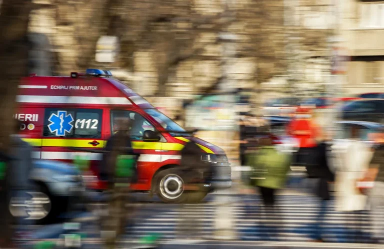 Două persoane rănite după ce o ambulanță a intrat în gard pe Șoseaua Vitan-Bârzești
