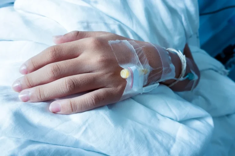 Când trebuie să mergi urgent la spital din cauza posibilei infecții cu virusul West Nile, explică un medic