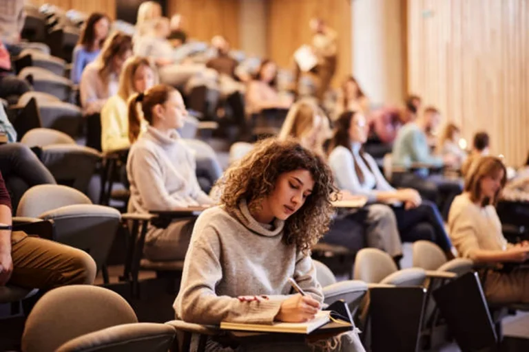 Cât valorează anii de facultate la pensie: câți bani adaugă studiile universitare