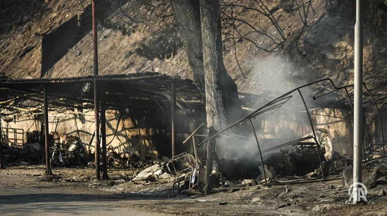 Incendiu major pe insula croată Brač: circa 500 de persoane evacuate, mii de hectare arse