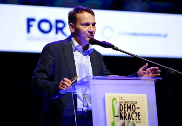 Sikorski cere exerciţii NATO agresive lângă Kaliningrad pentru a forţa redistribuirea trupelor ruse