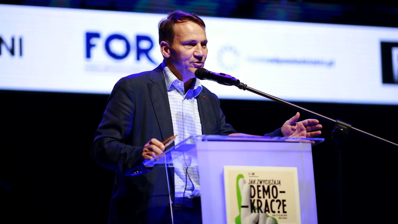 Sikorski cere exerciţii NATO agresive lângă Kaliningrad pentru a forţa redistribuirea trupelor ruse