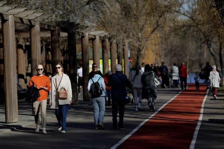 Vremea se încălzește ușor, dar diminețile rămân răcoroase în centru și în depresionare