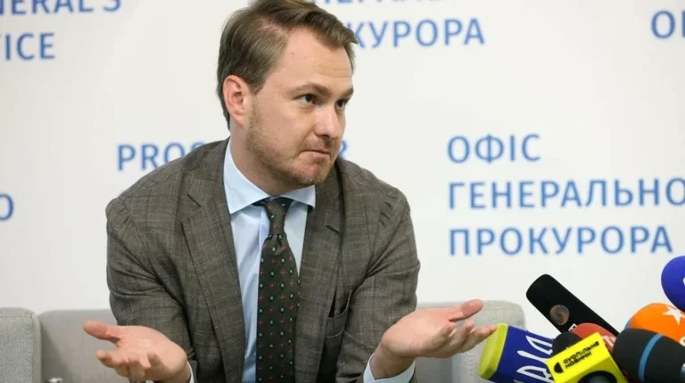 Criză la Kiev: procurorul general Ruslan Kravcenko a părăsit Ucraina în plin scandal anticorupție; Zelenski cere demisia sa