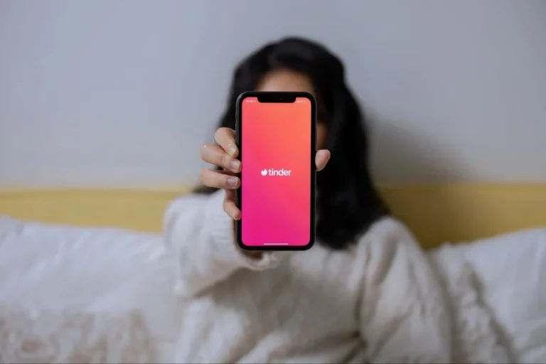 Anchetă NATO după ce un comandant spaniol și-a cunoscut iubita rusoaică pe Tinder