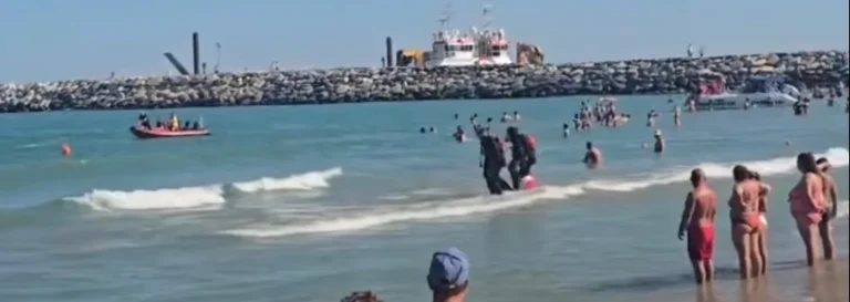 Turist dispărut în mare la Costinești; salvamarii și scafandrii ISU îl caută de ore întregi