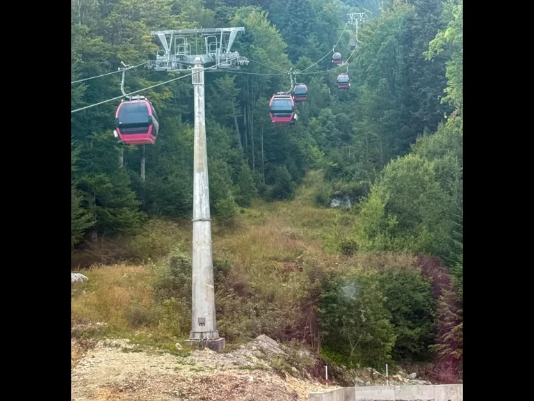 Gondola din Sinaia, oprită după deplasarea pilonului 2; lucrările la un hotel din apropiere, investigate