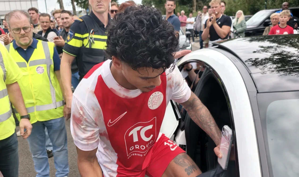 Partidă abandonată după ce un antrenor rival a lovit un fotbalist: jucător transportat la spital, anchetă în desfășurare