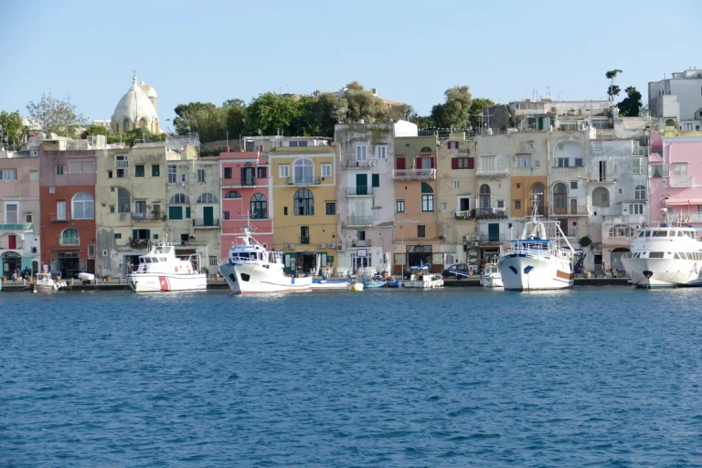 Procida, desemnată cea mai autentică destinație din Italia: plaje, centru istoric și 29°C în septembrie