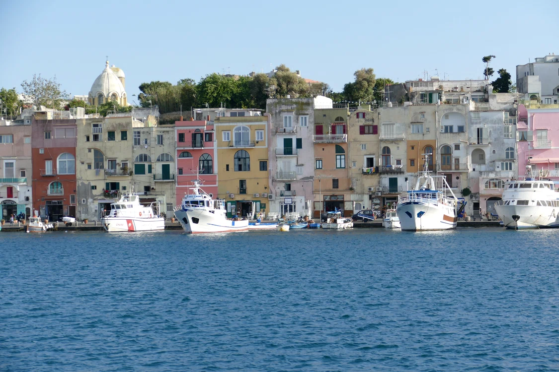 Procida, desemnată cea mai autentică destinație din Italia: plaje, centru istoric și 29°C în septembrie