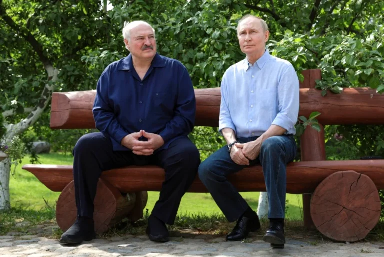 Rusia îşi extinde prezenţa în Belarus şi integrează industria militară belarusă