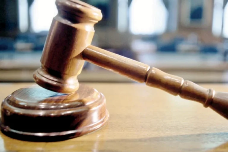 Director concediat după ce a contestat bonusul de 35.000 €; a primit 138.000 € despăgubiri